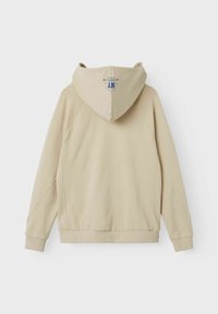 Sudadera con capucha color caqui, con puños acanalados, que presenta un logo en azul en la parte posterior y una textura suave. Diseño casual con un ajuste relajado.