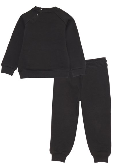 Felpa nera con maniche raglan, scollo arrotondato e dettagli con bottoni sui lati, abbinata a pantaloni neri coordinati con vita elasticizzata.