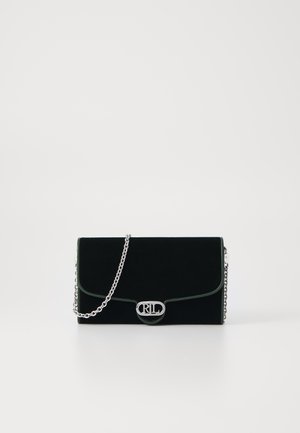 Borsa a pochette in velluto nero con tracolla in metallo argentato, patta curva e vistoso dettaglio ovale del logo sul fronte. Texture liscia e forma strutturata.
