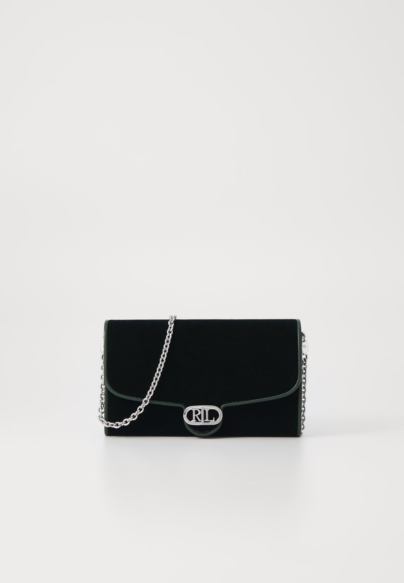 Pochette en velours noir avec une chaîne en argent, rabat incurvé et un détail de logo ovale proéminent à l'avant. Texture lisse et forme structurée.