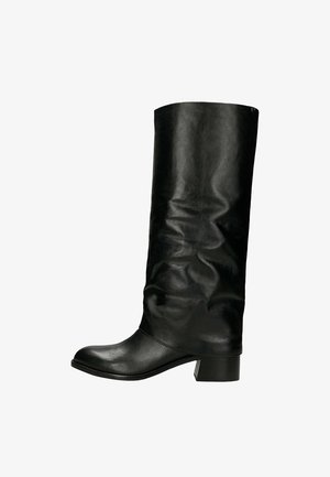 Zwarte leren laars tot net onder de knie met een nonchalant ontwerp, ronde neus en een lage, blokhak. Soepele textuur met minimale versieringen.