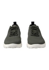 Tmavě zelené pletené tenisky s texturovaným svrškem, bílou gumovou podešví a šněrováním, které mají na patě poutko pro snadné obouvání.