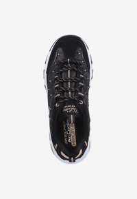 Chaussure de sport noire avec un dessus synthétique matelassé, des accents or rose, un design à lacets et une semelle blanche rembourrée. Comprend une semelle intérieure en mousse à mémoire.