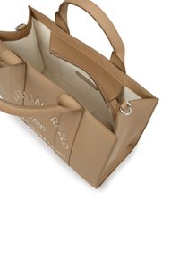 Hnedá kožená taška s dvoma uchami, so zipsovým vreckom a embosovaným logom. Interiér je béžový a ponúka dostatok priestoru na uloženie.