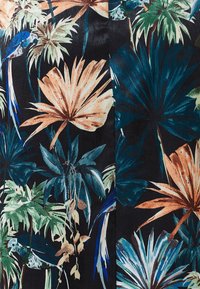 Blumenstoff in Grüntönen, Orange und Blau vor einem schwarzen Hintergrund; mit großen Blättern und tropischen Blumen in seidig-texturierter Ausführung.