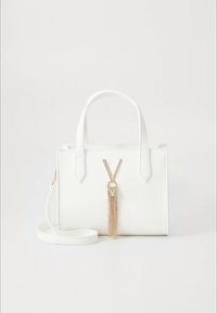 Vit rektangulär handväska med dubbla handtag, en avtagbar axelrem och en guldfärgad V-formad tofsdekoration framtill.