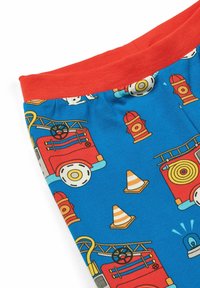 Shorts de algodón azules con una cintura roja y un estampado divertido de camiones de bomberos, hidrantes y conos de tráfico. Textura suave y diseño colorido.