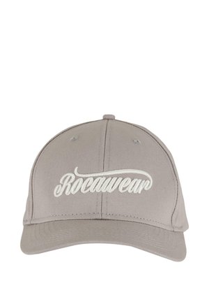 Svijetlosivi kapu s bijelim izvezenim "Rocawear" logotipom sprijeda, s zakrivljenim vizirjem i šivenim detaljima oko krunice.