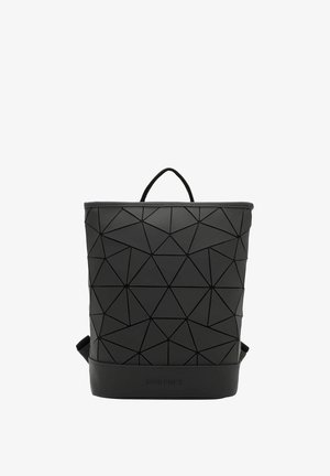 Geometric zwarte rugzak met een gestructureerd, driehoekig patroon, gemaakt van synthetisch materiaal. Voorzien van een bovenhandvat en verstelbare schouderbanden.