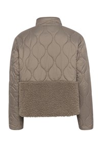 Vadderad jacka i beige med ett quiltat skal som har vågmönster och en texturerad, fluffig underpanel. Kragdesign med långa ärmar.