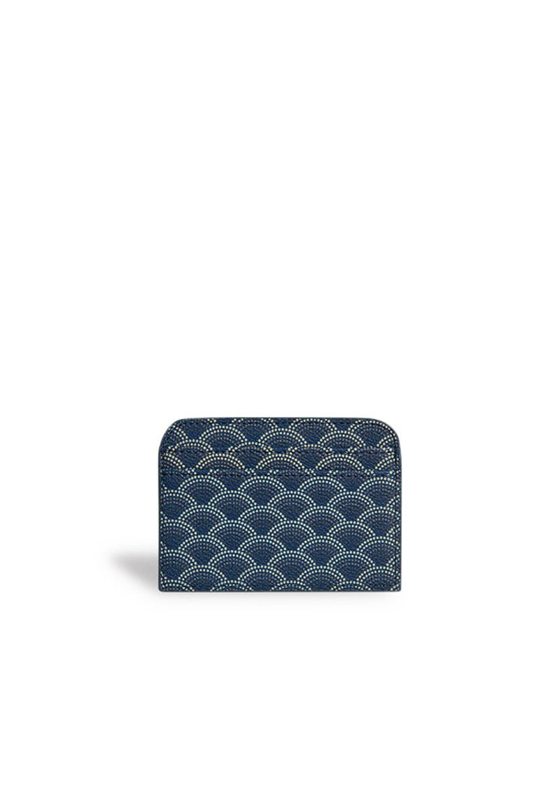 Portafoglio blu navy con motivo a onde testurizzato e cucitura a contrasto. Forma rettangolare compatta con angoli arrotondati. Chiusura con zip nella parte superiore.
