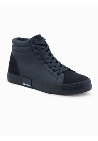Zapatillas altas de navy con un material sintético suave y un acabado de ante en el costado, con cordones planos y una suela de goma texturizada.
