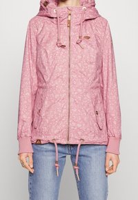 Ljusrosa jacka med blommönster, guldfärgad hårdvara, dragsnodd i huvan och elastiska manschetter; har sidofickor för förvaring.