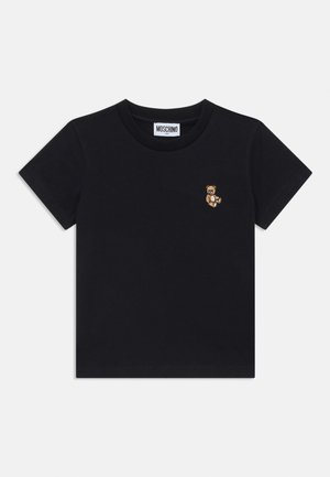 Camiseta de algodón negra de manga corta y escote redondo, con un pequeño diseño de oso bordado en el pecho.