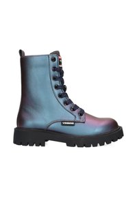 Botas de tobillo con cordones en cuero iridiscente azul-púrpura, con una suela negra gruesa y cordones de textil, que cuentan con un logo de la marca en el lateral.