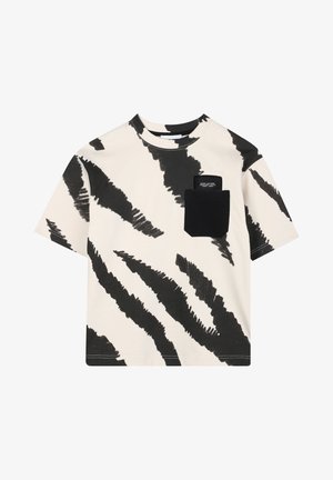 T-shirt à manches courtes en crème avec un motif de coups de pinceau noirs audacieux, présentant une poche noire contrastante sur le côté gauche de la poitrine.