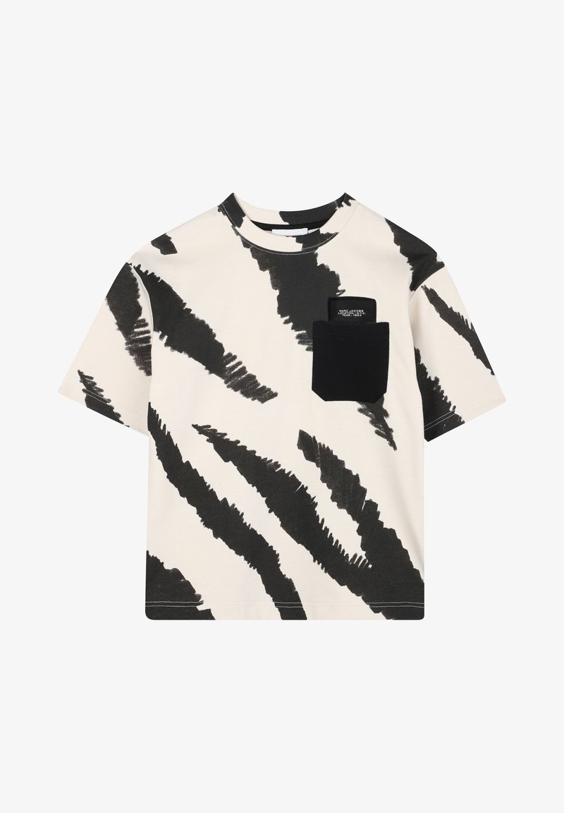 Korte mouwen t-shirt in crème met gedurfde zwarte penseelstrekenpatroon, voorzien van een contrasterende zwarte zak op de linkerborst.