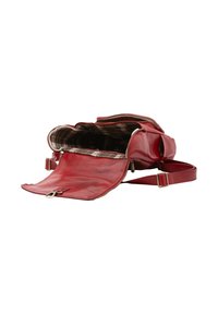 Borsa a mano in pelle rossa con chiusura a zip, interno con motivo, tracolla regolabile e tasca a patta frontale. Presenta una texture liscia e un design robusto.