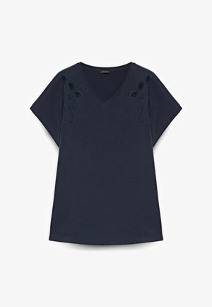Navyblauw T-shirt met korte mouwen en V-hals, voorzien van lussenborduurwerk op de schouderpartijen, losse pasvorm en rechte zoom.