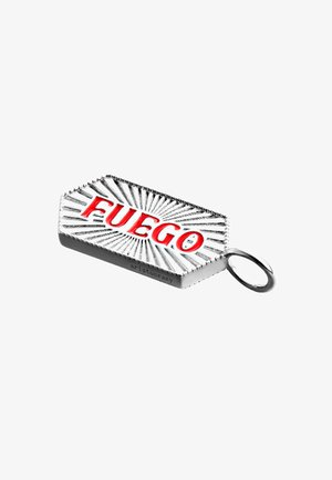 Colgante de metal con forma hexagonal, que presenta un patrón de rayos del sol, con la palabra "FUEGO" en relieve de color rojo, y un pequeño anillo para su sujeción.