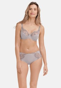 Szary koronkowy stanik i pasujące majtki z motywem kwiatowym, kropkami oraz małą kokardką. Miękka tkanina o gładkiej fakturze.