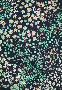 Tissu floral avec un fond bleu marine foncé orné de petites fleurs vertes, roses et beiges, créant un motif dense et texturé.