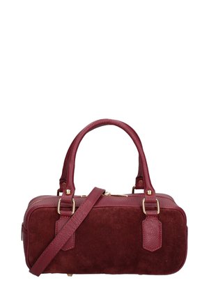 Bordeaux handtas van suede met een rechthoekige vorm. Beschikt over dubbele handvatten, een afneembare schouderriem en gouden hardwareaccenten.