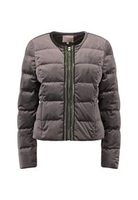 Veste matelassée grise avec une texture lisse, col rond et une fermeture éclair frontale avec une quincaillerie décorative, design court et détail de coutures.