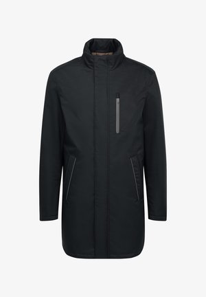 Schwarzer wasserdichter Mantel mit hohem Kragen, Reißverschlusstasche auf der Brust, zwei Fronttaschen und dezenten grauen Akzenten an den Nähten. Glatte Textur.