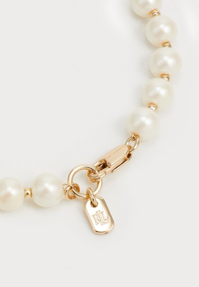 Collier en perles avec quincaillerie en or, composé de perles blanches séparées par des accents dorés, et un fermoir avec une petite étiquette marquée "RL."