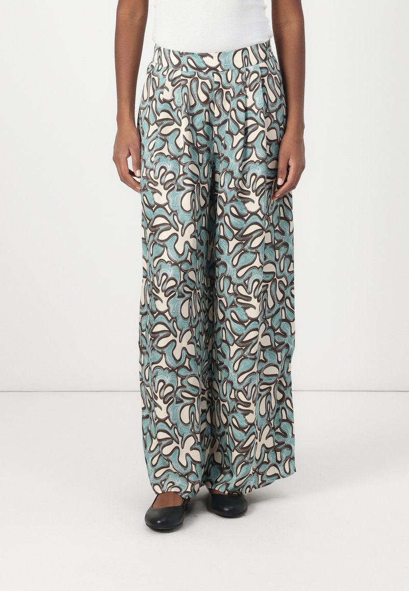 Pantaloni a gamba larga con un motivo floreale astratto nei toni crema, blu e marrone. Realizzati in tessuto leggero, con una vestibilità rilassata e cintura elastica.