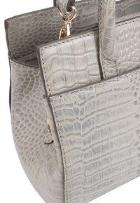 Grijze neplederen handtas met een getextureerd krokodillenpatroon, een gouden slot en gestikte randen. Bevat twee gestructureerde compartimenten.