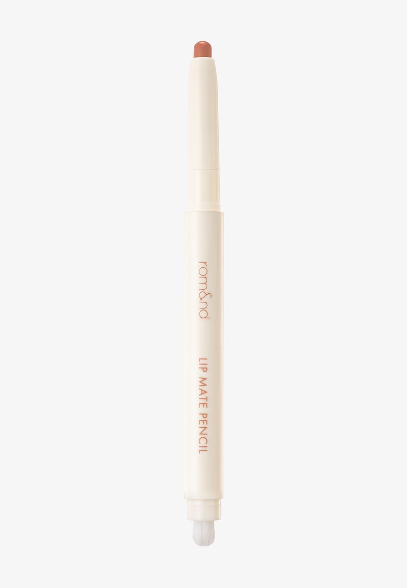 Udtrækkelig beige læbeliner med indbygget børste i enden, mærket "rom&nd LIP MATE PENCIL" i rosaguld tekst.