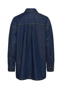 Tmavě modrá denimová košile s dlouhými rukávy a knoflíkovými manžetami, zobrazená zezadu, s oranžovými šicími detaily.