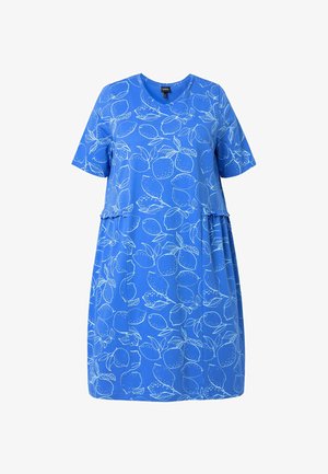 Blaues Kleid mit kurzen Ärmeln, weißen Umrissen von Zitrone und Blättern, runden Ausschnitt und gerafftem Taillendetail.