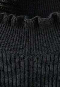 Tessuto a maglia nero con costine verticali e bordo arricciato sulla parte superiore, che mette in risalto una texture morbida e un motivo uniforme.