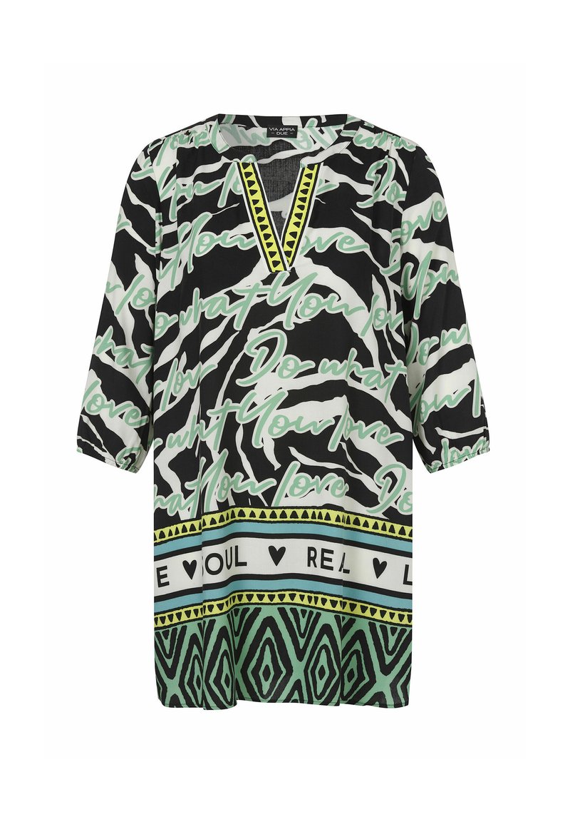 Zwarte tuniek met groen en witte abstracte tekst, met een V-hals en driekwartmouwen. Geometrisch patroon aan de zoom versterkt het ontwerp.