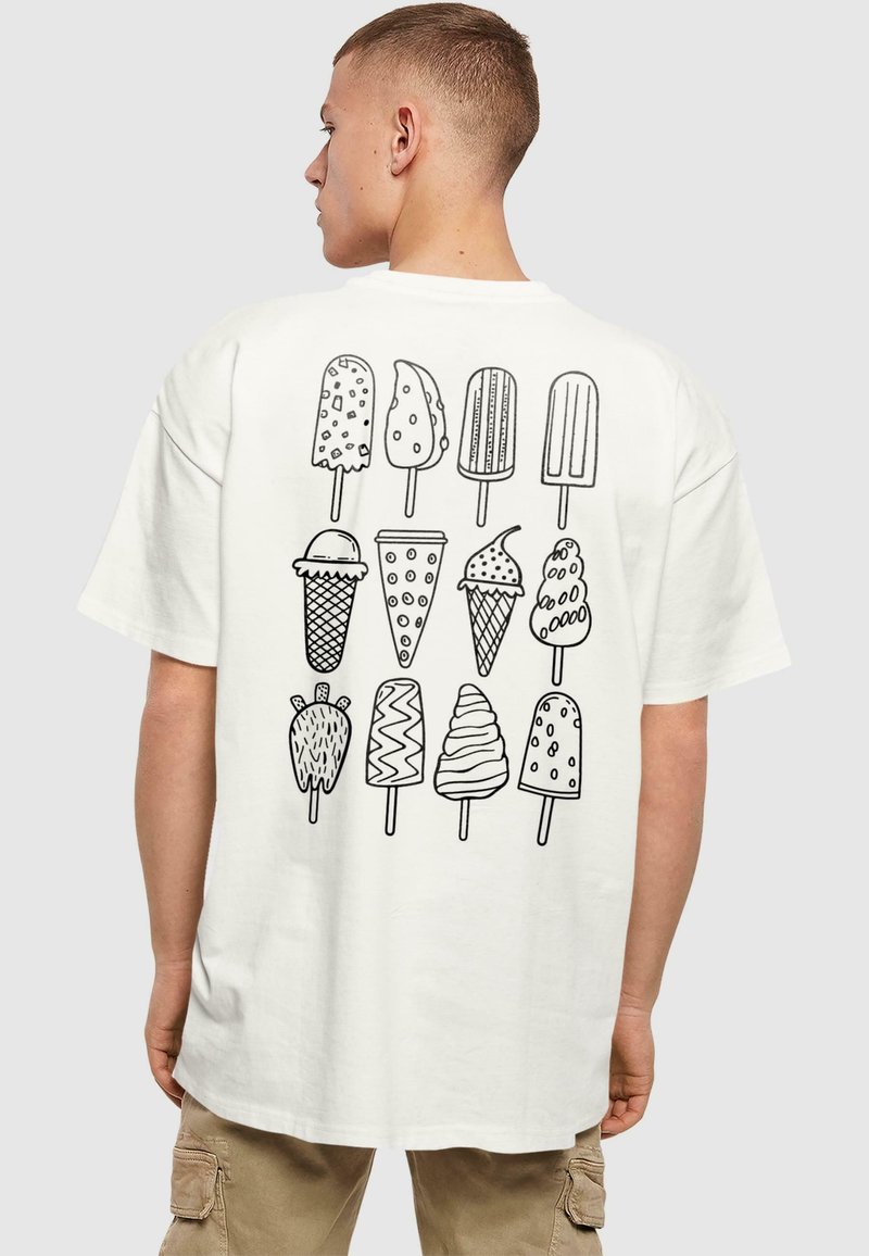 Weißes, übergroßes T-Shirt mit einem schwarzen Linienstil-Design von verschiedenen Eiscreme-Leckereien auf dem Rücken, mit unterschiedlichen Formen und Mustern.