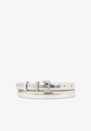 Ceinture en cuir argent métallisé avec une texture lisse, une boucle argentée et plusieurs trous pour l'ajustement. Marquage subtil sur la boucle.