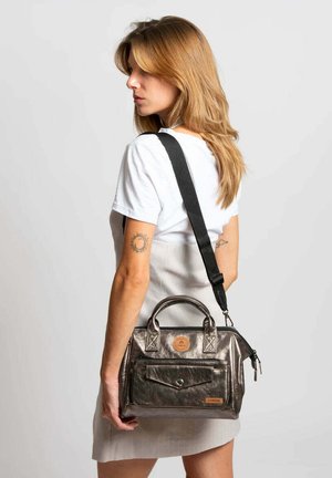Cabaia, CABAIA CROSSBODY ADVENTURER MEDIUM LOUISVILLE BROWN UNISEX - Sac bandoulière - brown