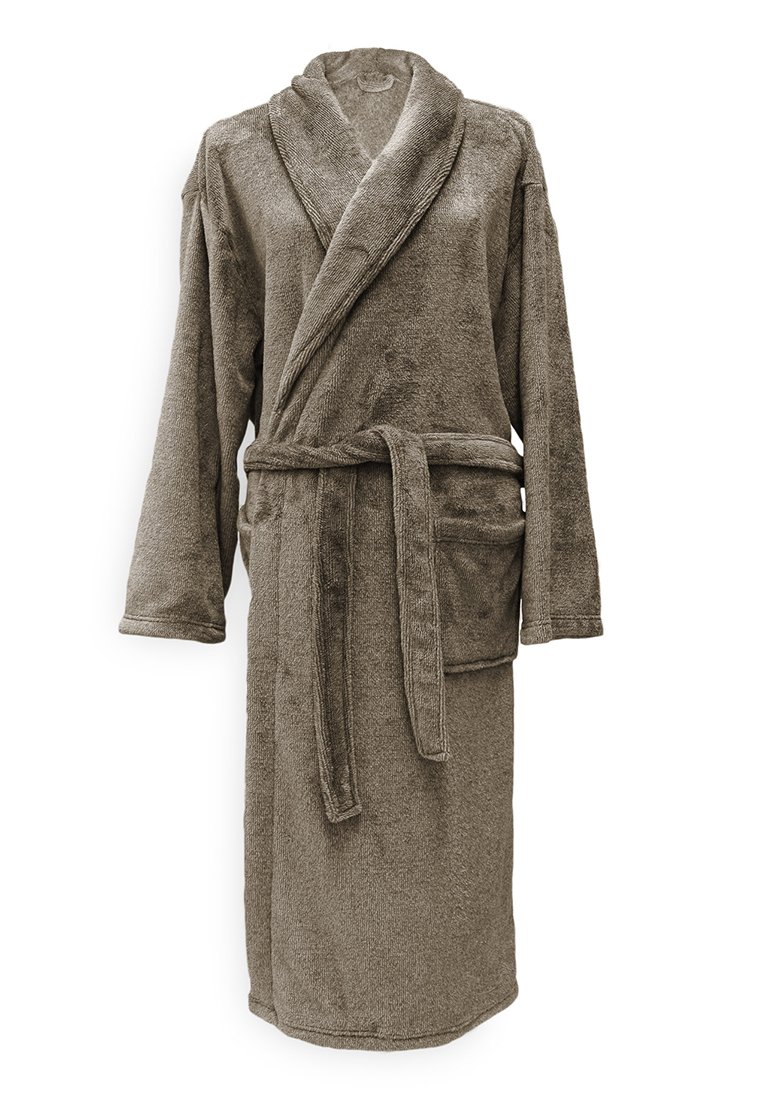 Robe de bain en peluche marron avec des manches longues, un col châle et une ceinture assortie. Comprend deux poches avant et une surface douce et texturée.