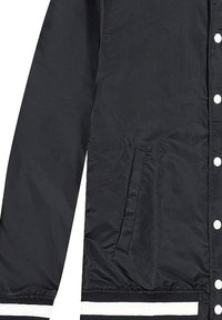 Giacca nera con una texture liscia, bottoni a pressione bianchi, una tasca laterale e strisce bianche a contrasto all'orlo e alle maniche.