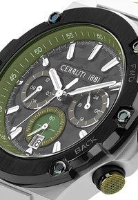 L'orologio Cerruti 1881 presenta una cassa rotonda nera e verde, un quadrante testurizzato, lancette argentate e tre sotto-quadranti, con una corona avvitata e accenti colorati.