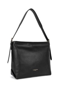 Borsa a spalla in pelle nera con superficie texturizzata, design slanciato, tracolla lunga e dettagli in oro sul fondo.