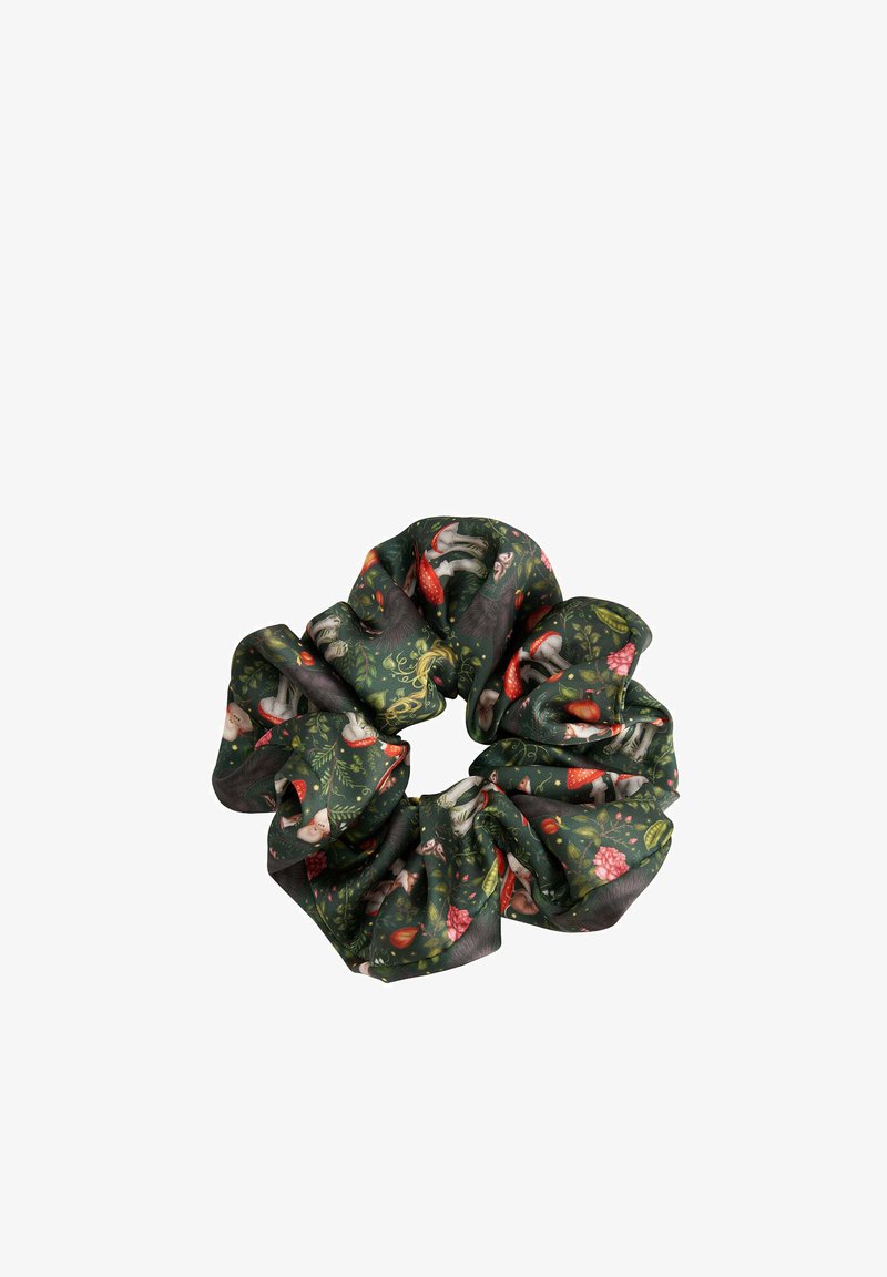 Vihreä kukallinen scrunchie, joka on valmistettu pehmeästä kankaasta ja jossa on eloisat kuviot kasveista, sienistä ja kukista pinkin ja punaisen sävyissä.