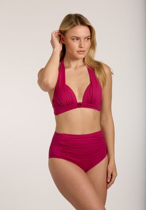 Vrouw met lang blond haar, gekleed in een donkerroze halterbikinitop en hooggetailleerde bikinitruisjes, kijkt iets naar links.