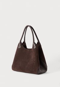 Sac à main en daim marron avec des accents en cuir marron et des poignées doubles. Le design présente une forme structurée et une texture lisse.