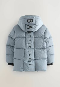 Doudoune bleu clair avec capuche, design matelassé horizontal et inscription noire "BA par Ted Baker" dans le dos.