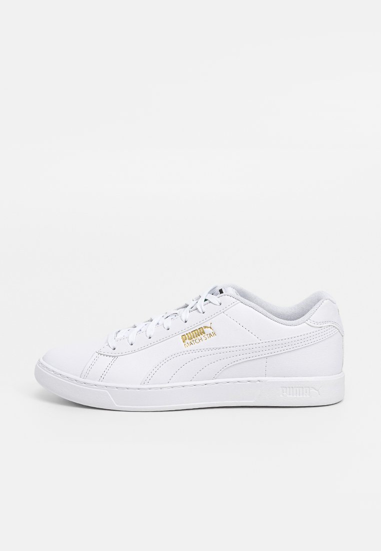 Weiße Ledersneaker mit glatter Textur, ausgestattet mit tonal abgestimmten Nähten, einem grauen Stofffutter und einem goldenen Logo an der Seite. Flache Gummisohle.