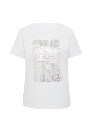 Weißes T-Shirt mit kurzen Ärmeln, das ein glänzendes silbernes Grafikdesign mit vertikalen Linien und floralen Mustern auf der Vorderseite zeigt. Aus weichem Baumwollstoff.